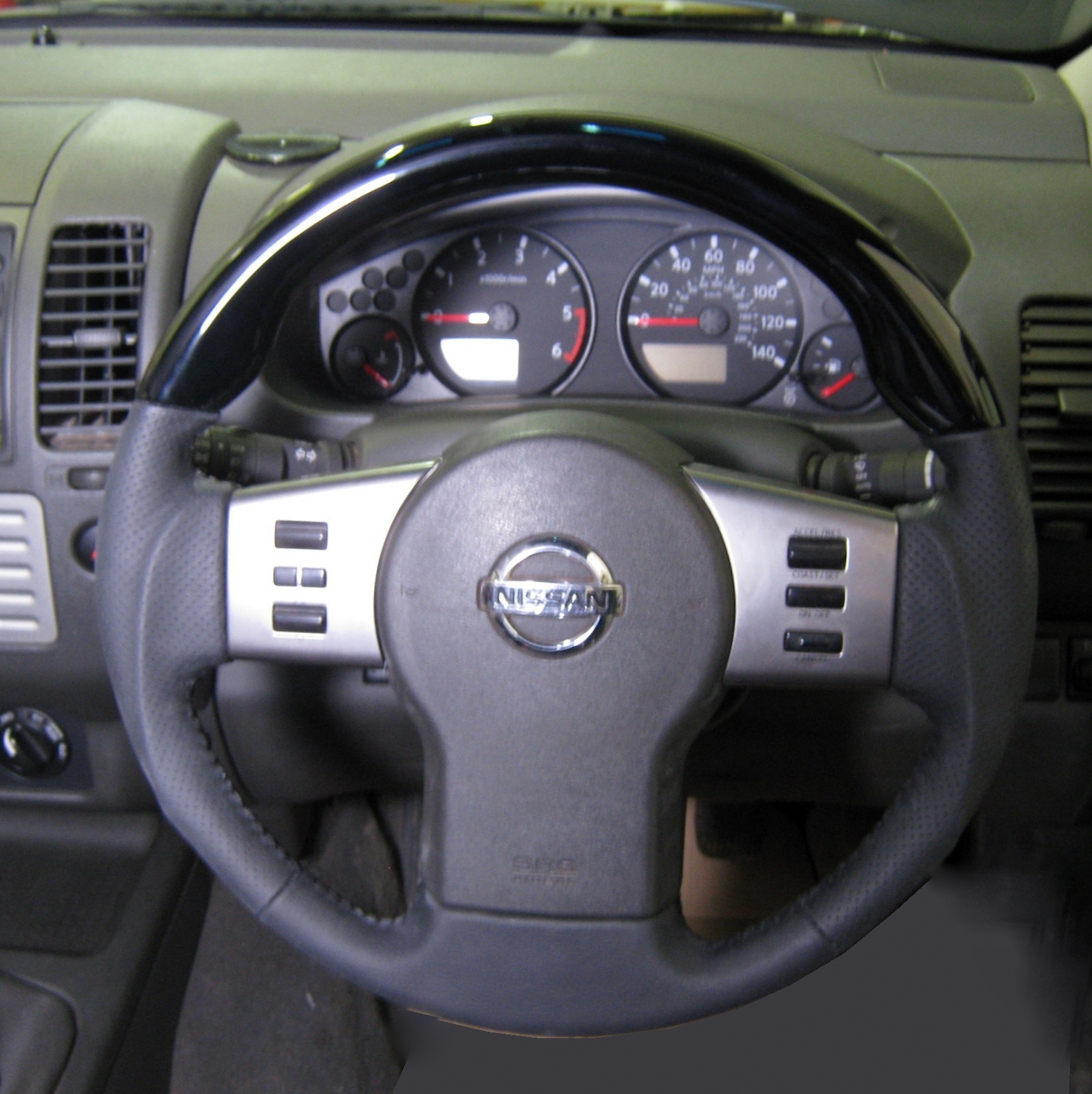 Sport "black piano" wood steering wheel for Nissan Navara D40
